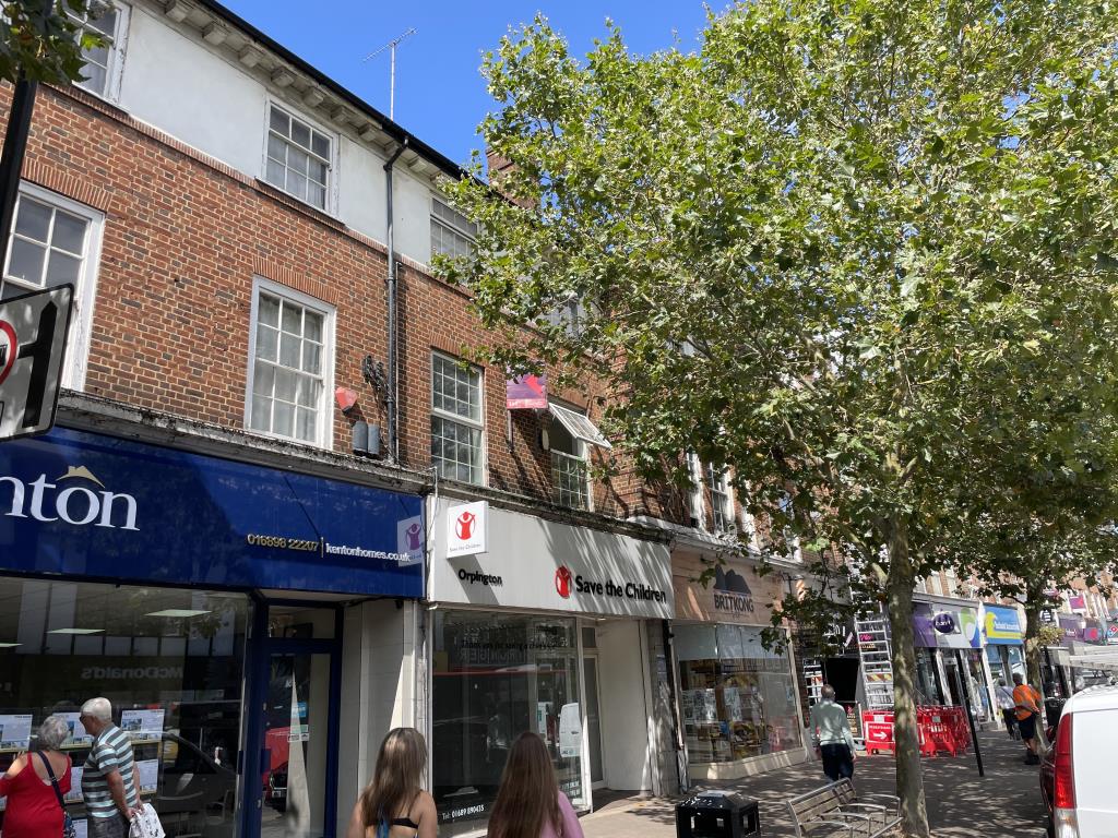 Lot: 3 - LEASEHOLD RESIDENTIAL INVESTMENT IN HIGH STREET LOCATION - Outside view of flats above the commercial shops in High Street, Orpington